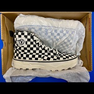 Canvas Sentry WC Black and White Vans